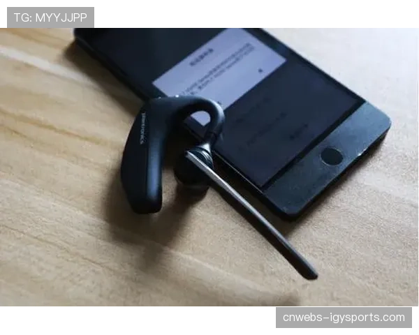 “教练视角”直播流在发展联盟比赛中试运行,展示实时战术板与耳机通话内容(消音处理)